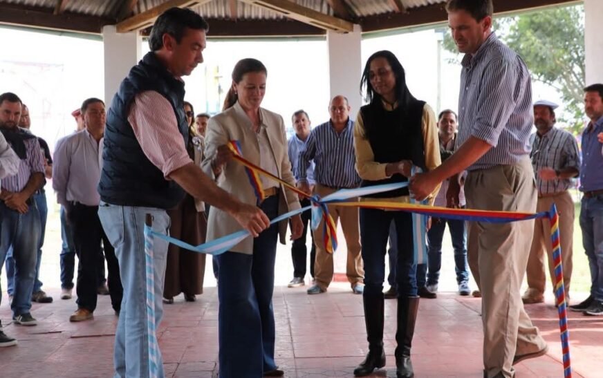 Espíndola encabezó el corte de cinta de la 104ª Expo Rural