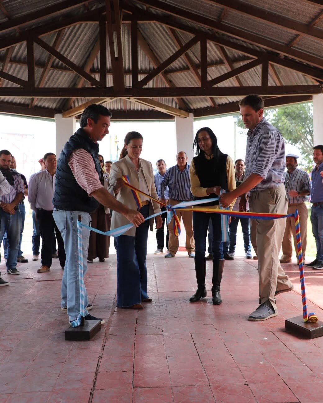 Espíndola encabezó el corte de cinta de la 104ª Expo Rural